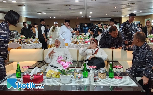 Foto Gubernur Jatim Khofifah saat berada di ballroom KRI 591 Surabaya. (Foto: Naufal Ardiansyah/Ketik.co.id)