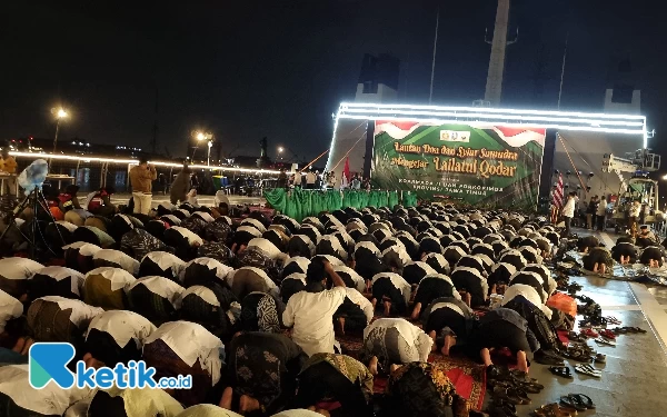 Foto Forkopimda Jatim bersama nelayan saat sholat tasbih di helli deck KRI Surabaya-591. (Foto: Naufal Ardiansyah/Ketik.co.id)