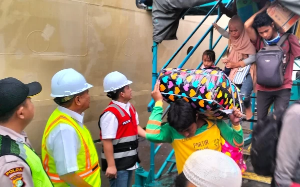 Foto Para pemudik turun dari kapal.(Foto: Humas PT Pelni)