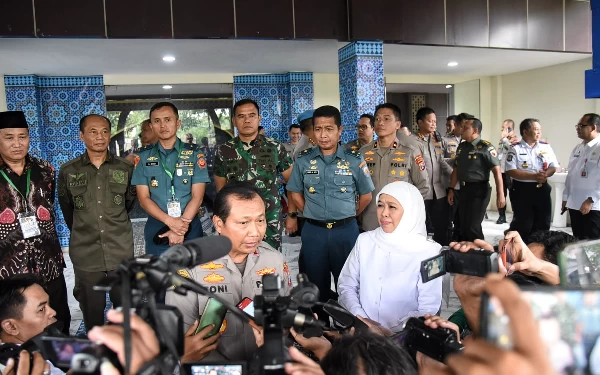 Foto Didampingi Irjen Tony Hermanto, Khofifah memberikan keterangan pada awak media di Polda Jatim, Rabu (12/4/2023).