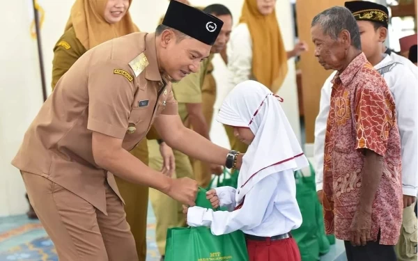 Bersama IPHI Pacitan Mas Aji Serahkan Bantuan Sembako 