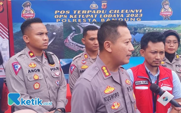 Foto Kapolresta Bandung Kombes Pol Kusworo Wibowo saat pengecekan jalur selatan arus mudik Lebaran 2023 di Pos Pam CIleunyi Kab Bandung, Kamis (14/4/23). (Foto: Iwa/Ketik.co.id).