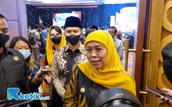 Foto Gubernur Jatim Khofifah menemui awak media usai pemaparan Musrenbang RKPD 2024 di Hotel Shangri-La, Surabaya, Kamis (13/4/2023). (Foto: Husni/Ketik.co.id)