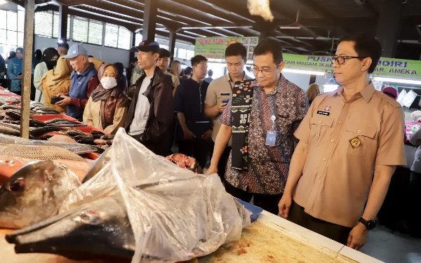 Foto Dirjen Penguatan Daya Saing Produk Kelautan dan Perikanan (PDSPKP), Budi Sulistiyo  didamping Sekda Kab Bandung Cakra Amiyana saat meninjau Pasar Ikan Modern Soreang, Jumat (14/4/23). (Foto: Iwa/Ketik.co.id)