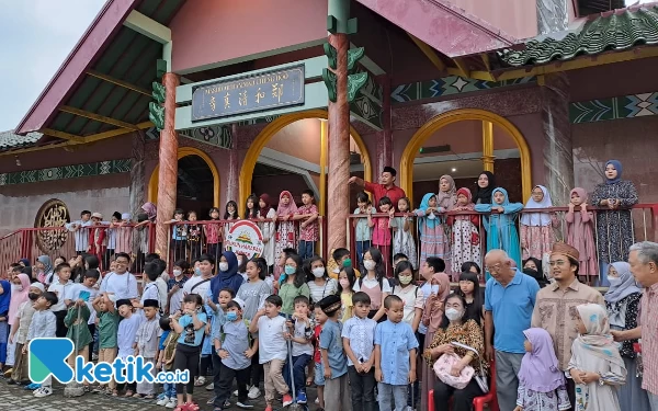 Foto Siswa-siswi Sekolah 3 Bahasa Rukun Harapan meriahkan perayaan agama islam dalam kegiatan buka bersama dan berbagi sesama, Jumat (14/4/2023) (Foto: Fenna/Ketik.co.id)