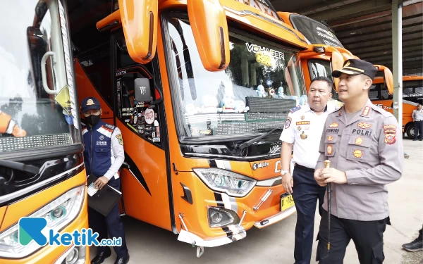 Foto Kapolresta Bandung Kombes Pol Kusworo Wibowo bersama Kadishub Kab Bandung Iman Irianto saat ramp check di PO Bus di Cimaung, Jumat (14/4/23).(Foto: Iwa/Ketik.co.id)