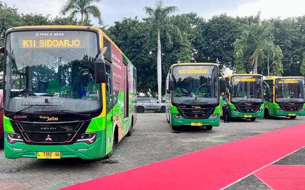 Foto Armada baru bus Transjatim yang baru saja di luncurkan di kantor Pemkab Gresik, jumat(14/4/2023). (Foto: Humas Pemprov Jatim)