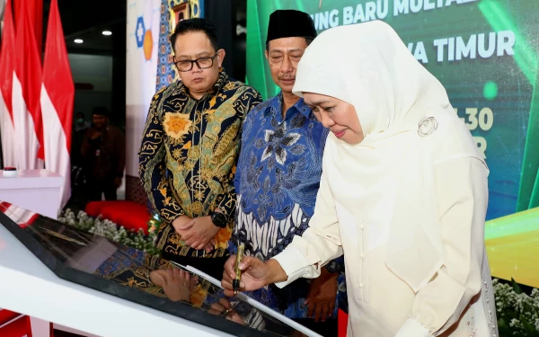 Foto Khofifah saat menandatangani prasasti peresmian Gedung Multazam RSUD Haji, Jumat (14/4/2023). (Foto: Humas Pemprov Jatim)