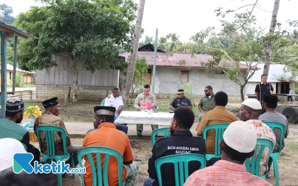 Foto Bupati Freddy Thie dan Wabup Hasbulla Furuada saat tatap muka dengan masyarakat kampung nagura (dok.humas pemda)