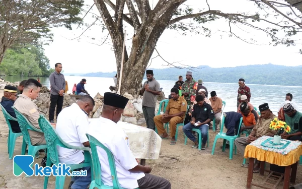 Foto Bupati Freddy Thie dan wabup Hasbulla Furuada saat tatap muka dengan masyarakat di kampung nagura (dok.humas pemda)