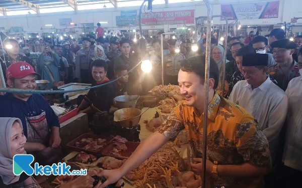 Foto Wamen Perdagangan Jerry Sambuaga saat kunjungan kerjan di Pasar Sehat Soreang,  Kab Bandung, Sabtu (15/4/23) . (Foto: Iwa/Ketik.co.id) 