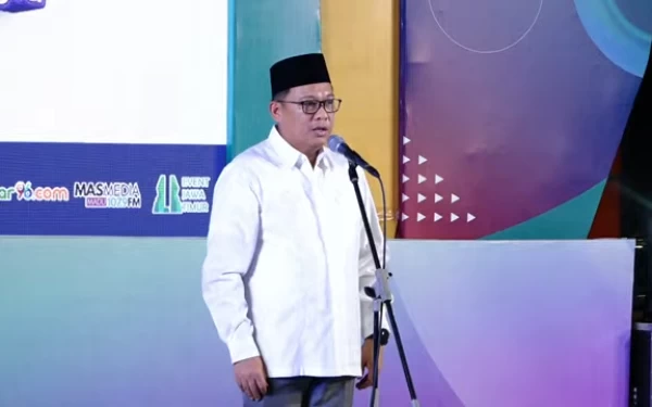 Foto Regional CEO BSI Regional VIII Surabaya Kemas Erwan Husainy saat memberikan sambutan di penutupan festival Ramadan GenZi, Sabtu (15/4/2023). (Foto: Tangkapan Layar YouTube Masjid Nasional Al-Akbar)