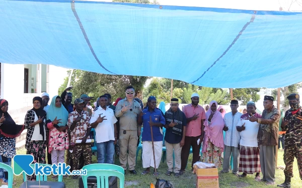 Foto Bupati Freddy Thie dan Wabup Hasbulla Furuada saat foto bareng dengan masyarakat kampung seraran distrik arguni bawah (dok.humas pemda)