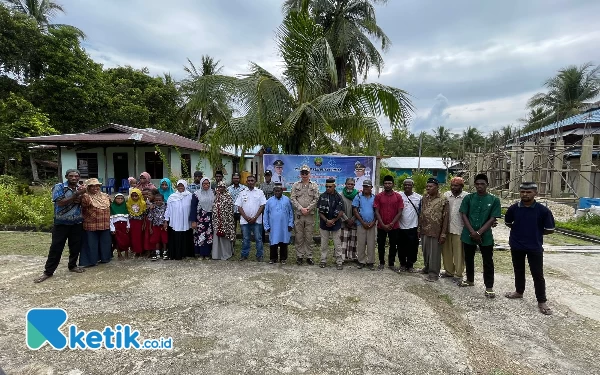 Foto Bupati Freddy Thie dan Wabup Hasbulla Furuada saat foto bersama dengan masyarakat kampung sumun (dok.humas pemda)