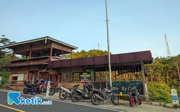 Foto Komunitas motor tampak parkir di area Bukit Bintang. (Foto: Al Ahmadi/Ketik.co.id)