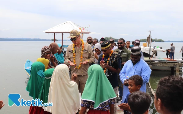 Foto Bupati Freddy Thie dan Wabup Hasbulla Furuada saat penjemputan di kampung sumun ( dok. Humas pemda)