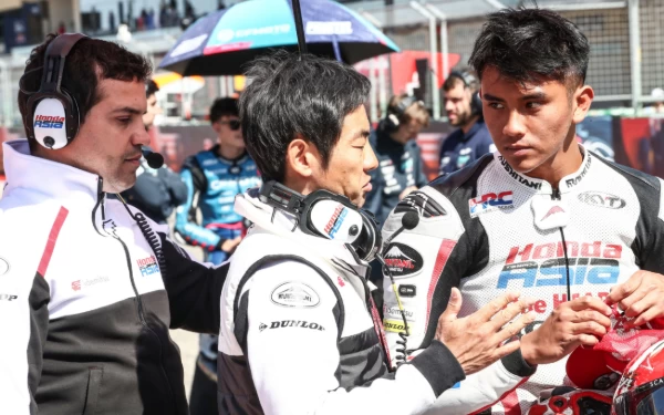 Foto Mario Aji dan Hiroshi Aoyama berdiskusi sebelum start GP Amerika (17/4/2023). (Foto: Honda Team Asia)