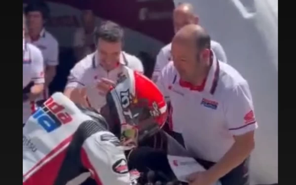 Foto Mario Aji disambut kru Honda Team Asia di Paddock (16/4/2023). (Foto: tangkapan layar IG HTA)