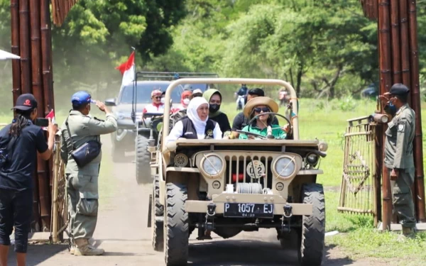 Foto Gubernur Khofifah saat mengunjungi salah satu destinasi wisata di Jatim. (Foto: Humas Pemprov Jatim)