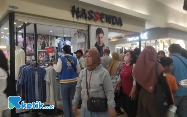 Foto Toko baju di Mall di Surabaya dipadati pembeli untuk membeli baju lebaran, Senin (17/4/2023). (Foto : M.Khaesar/Ketik.co.id)