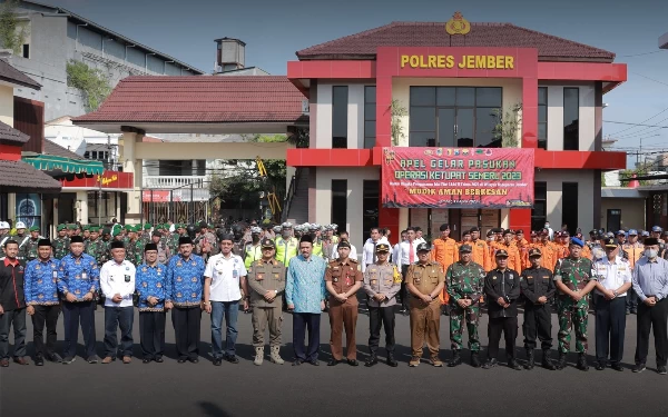 Thumbnail Berita - Jelang Lebaran 2023, Polres Jember Gelar Pasukan Operasi Ketupat Semeru
