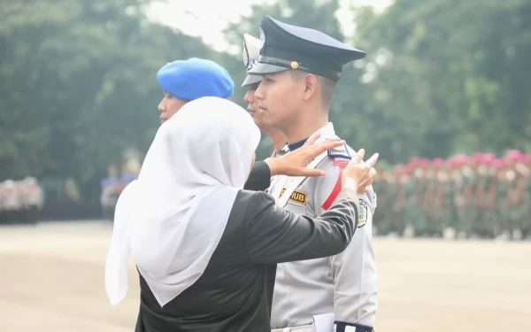 Foto Khofifah menyematkan Pita Tanda Operasi kepada perwakilan dari Jasa Raharja, Polri dan TNI sebagai tanda dimulainya operasi ketupat, Senin(17/4/2023). (Foto: Humas Pemprov Jatim)