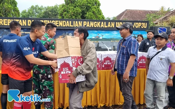 Foto Komandan Yonko 464 Kopasgat Letkol Pas Puthut saat menyerahkan bingkisan lebaran kepada awak media. (Foto: Nata/Ketik.co.id)