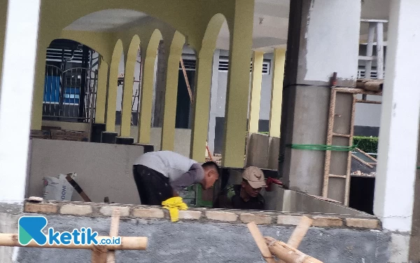 Foto Proses renovasi masjid Batalyon Komando 464 Kopasgat. (Foto: Nata/Ketik.co.id)