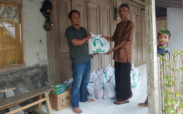 Foto Relawan Gus Muhaimin Iskandar menyerahkan bantuan paket lebaran kepada masyarakat.