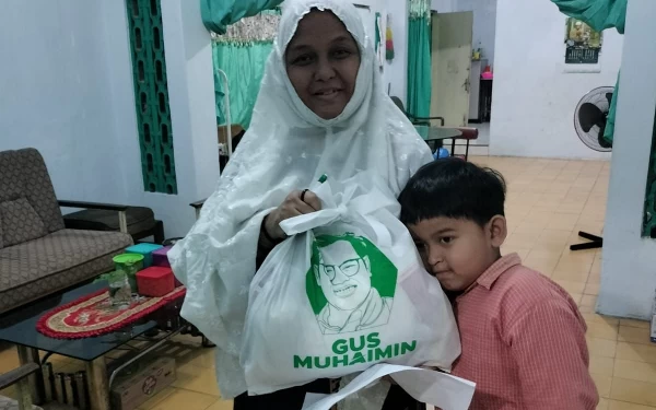 Foto Warga menerima paket lebaran dari Gus Muhaimin.