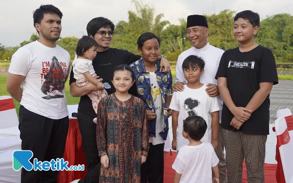 Foto Atta Halilintar bersama HM Arum Sabil dan keluarga besar di City Forest Jember. (Foto: Holisin/Ketik.co.id)