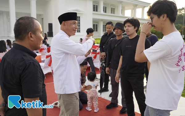 Foto Atta Halilintar bersama Abah Arum Sabil. (Foto: Holisin/Ketik.co.id)