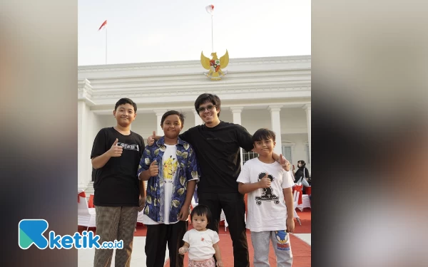 Foto Atta Halilintar bersama keluarga besar. (Foto: Holisin/Ketik.co.id)