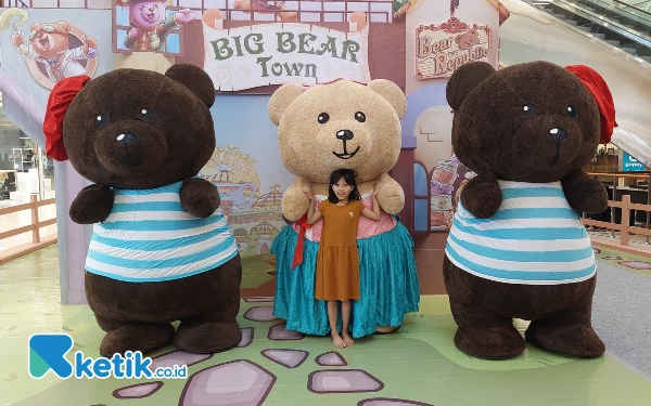 Foto Seorang anak berfoto dengan karakter boneka Beruang di Big Bear Town, Senin (17/4/2023). (Foto: Husni Habib/Ketik.co.id)