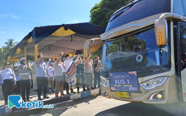 Foto Bupati dan Wakil Bupati Jember memberangkatkan pemudik rute Jember - Madura di Alun-alun Jember, Rabu (19/4/2023) (Foto: Fenna/Ketik.co.id)