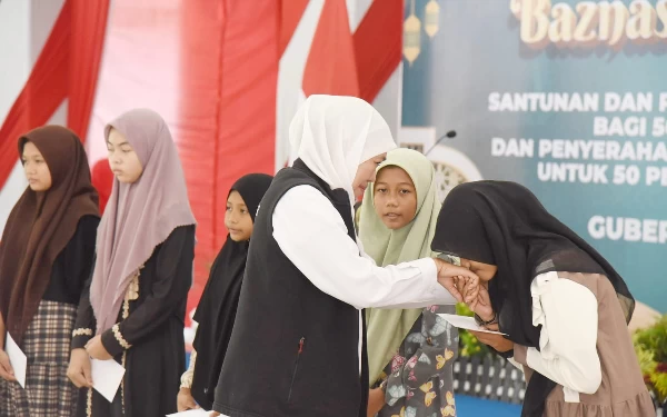 Foto Khofifah saat memberikan santunan kepada anak yatim di Pendopo Trunojoyo Kabupaten Sampang, Rabu (19/4/2023).(Foto:Humas Pemprov Jatim)