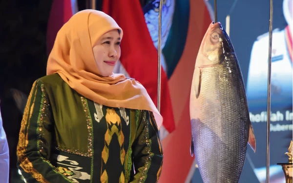 Foto Khofifah berfoto dengan juara kontes Bandeng dengan berat 11.5 Kg di Kawasan Kota Tua Bandar Gresik, Kamis (19/4/2023).(Foto: Humas Pemprov Jatim)