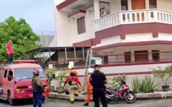 Foto Petugas Pemadam Kebakaran Kota Surabaya mendatangi rumah mewah di Jl Kutisari Utara 1/4 Surabaya tapi tidak bisa masuk, karena tak mendapat izin dari pemiliknya. (Foto: Tangkapan layar YouTube @Cak Sholeh)