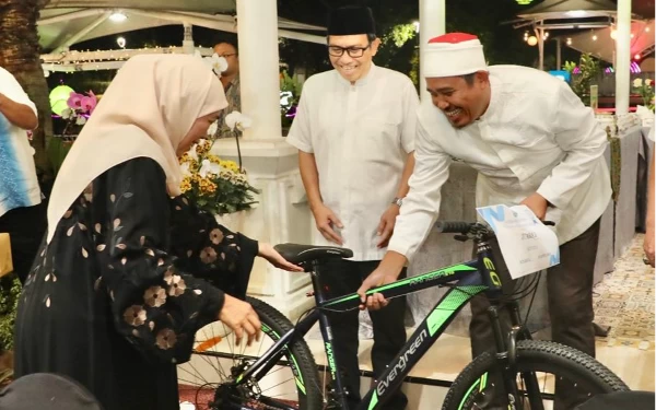 Foto Khofifah saat memberikan hadiah sepeda kepada salah satu pemenang lomba, Kamis (20/4/2023).(Foto: Humas Pemprov Jatim)