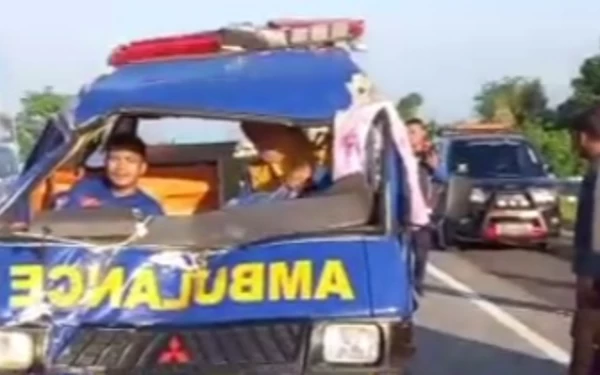 Foto Kondisi mobil ambulans Partai NasDem yang ringsek. (Foto: Tangkapan layar video Kata Jatim)