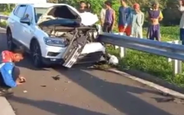 Foto Mobil.minibus VW nopol D 1399 UBI yang bagian depan kap mesin hancur. (Foto: Tangkapan layar video Kata Jatim).