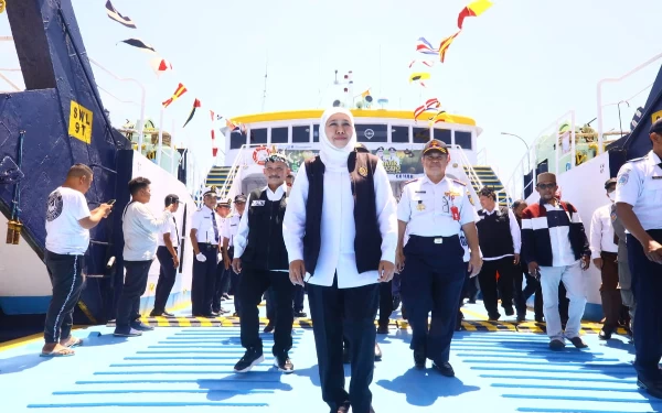 Foto Khofifah saat berada di Kapal Kapal Motor Penumpang (KMP) Wicitra Dharma I yang akan mengangkut para pemudik, Kamis(20/4/2023).(Foto: Humas Pemprov Jatim)