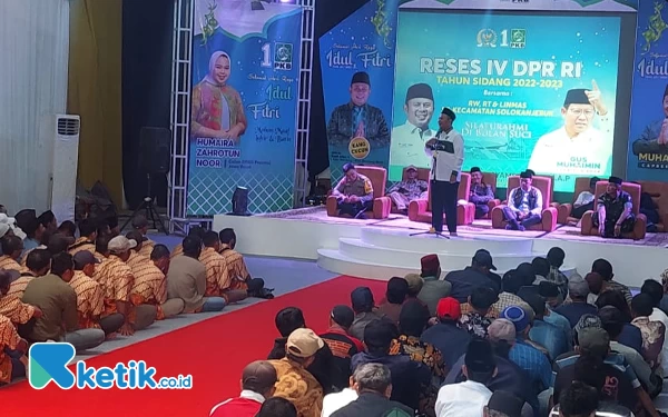 Foto Ketua Fraksi PKB DPR RI Cucun Ahmad Syamsurijal saat reses di Aula Ponpes Sa'adatuddaroin, Kec Solokanjeruk, Kab Bandung, Kamis (20/4/23).(Foto: Iwa/Ketik.co.id) 