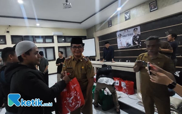 Foto Camat Bojongsoang Adid Nurulloh menyerahkan bingkisan lebaran kepada mantan napi teroris di Kec Bojongsoang Kab Bandung. (Foto: Iwa/Ketik.coid)