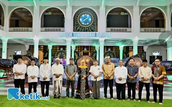 Foto Dini hari, Gubernur Khofifah mengecek gladi rampak bedug persiapan malam takbiran di Masjid Al Akbar Surabaya.