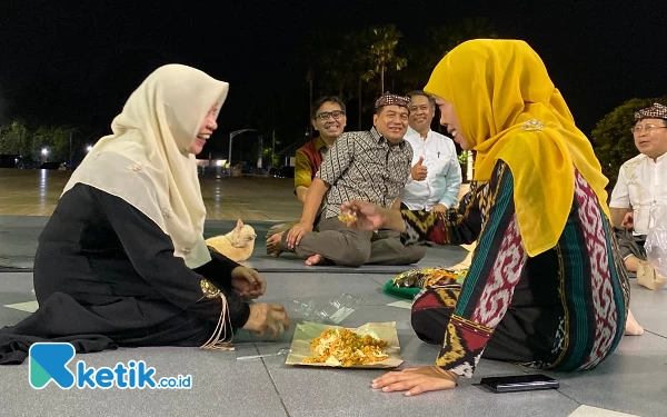 Foto Gubernur Khofifah ngemper saat sahur terakhir di Masjid Al Akbar Surabaya.