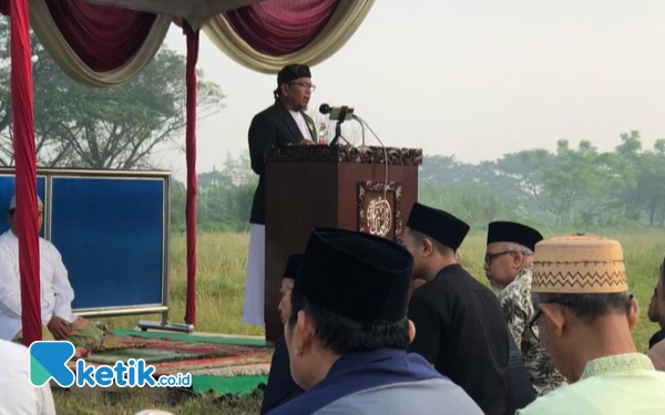 Foto Dalam khotbahnya, H Heru Iswanto, mengupas tentang peningkatan ketaqwaan dengan zikir. (Foto: Achmad Kurniawan for Ketik.co.id)