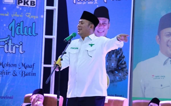 Foto Ketua Fraksi PKB DPR RI Cucun Ahmad Syamsurijal saat Reses Silaturahmi Akhir Ramadan bersama PCNU Kab Bandung di Aula Ponpes Sa'adatuddaroin Kec Solokanjeruk, Kab Bandung, Kamis (20/4/2023). (Foto: Iwa/Ketik.co.id)