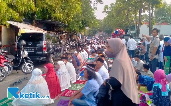 Foto Jemaah Salat  Id yang meluber di jalan depan dan samping Masjid Al Falah Sragen. (Foto: SWidodo/ketik.co.id,)