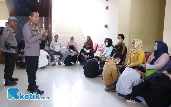 Foto Kapolresta Bandung Kombes Pol Kusworo Wibowo saat konferensi pers di Mapolresta Bandung, Jumat (21/4/23).(Foto: Iwa/Ketik.co.id)